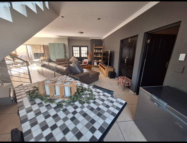 4 BEDROOM TOWNHOUSE FOR SALE IN VANDERBIJLPARK SW 5